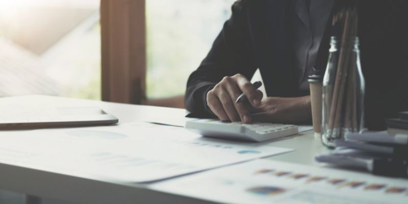Contador calculando todos os compliances fiscais e pendências tributárias