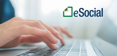 mulher acessando o site do eSocial brasileiro