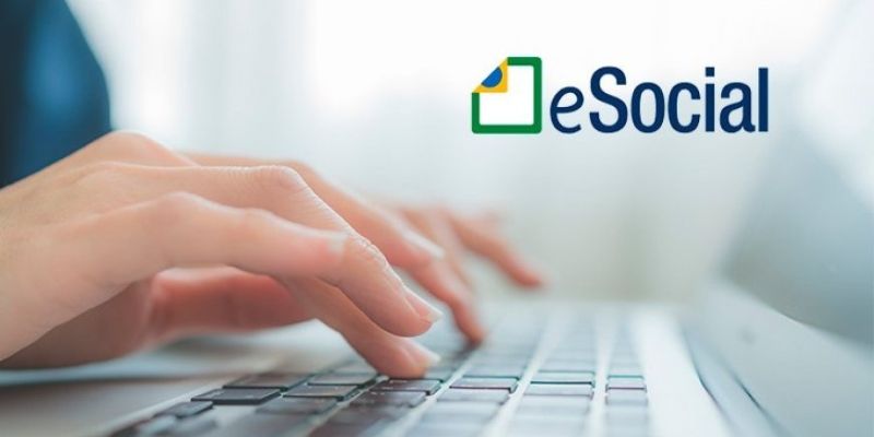 mulher acessando o site do eSocial brasileiro
