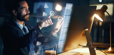 Homem de negócios, tela virtual e inovação tecnológica na logística do ambiente corporativo moderno